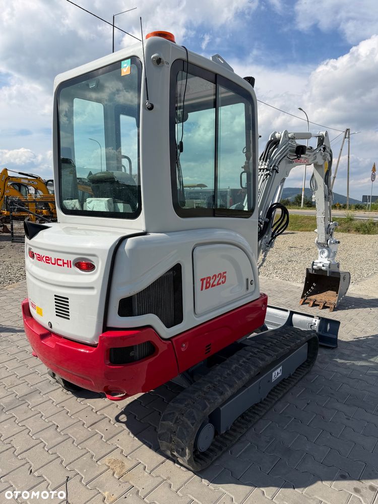 Takeuchi Tb225 - 6