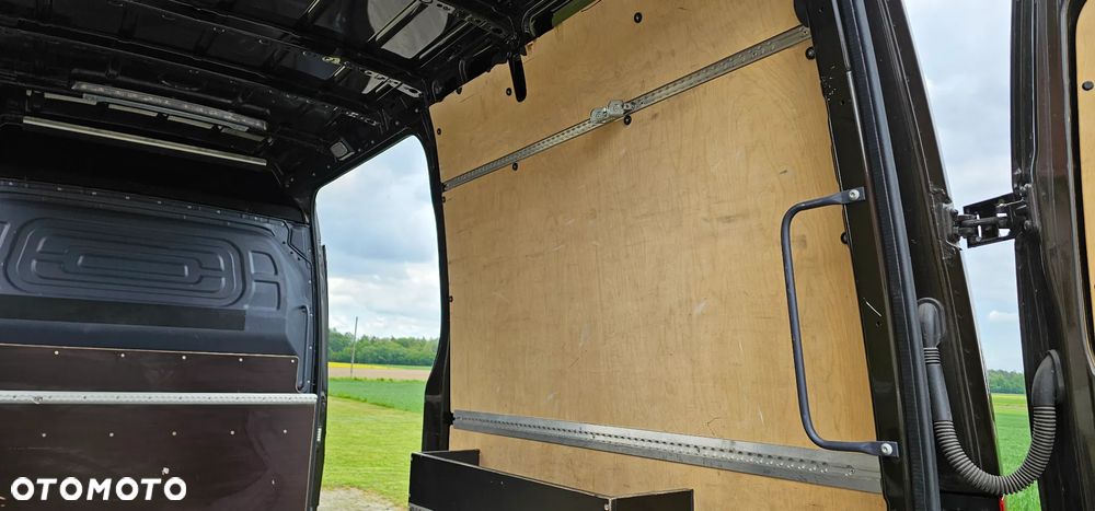 Mercedes-Benz Sprinter - 25