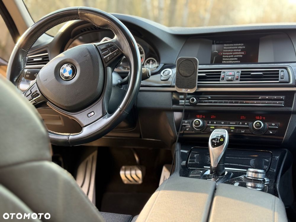 BMW Seria 5 520d xDrive - 24