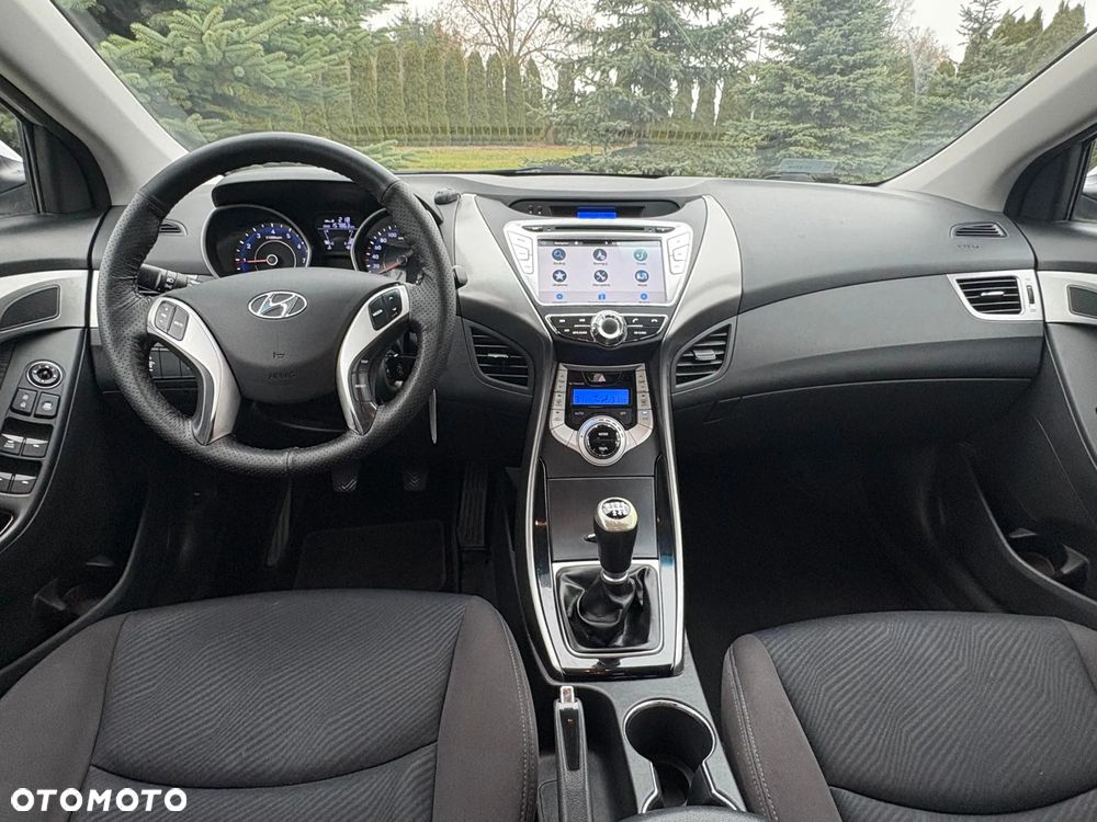 Hyundai Elantra 1.6 Comfort - 16