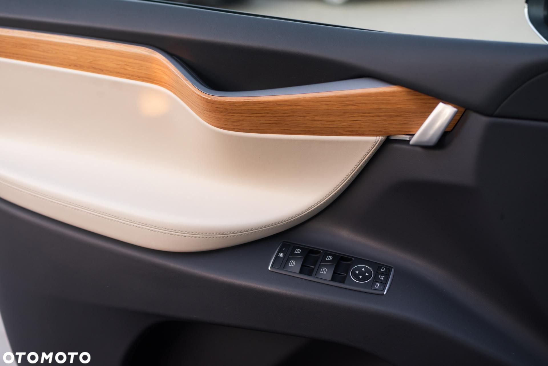 Tesla Model X - 31