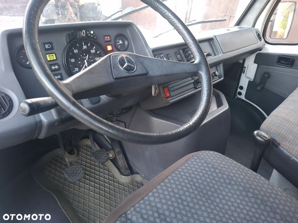 Mercedes-Benz 210.  2,9D - 12