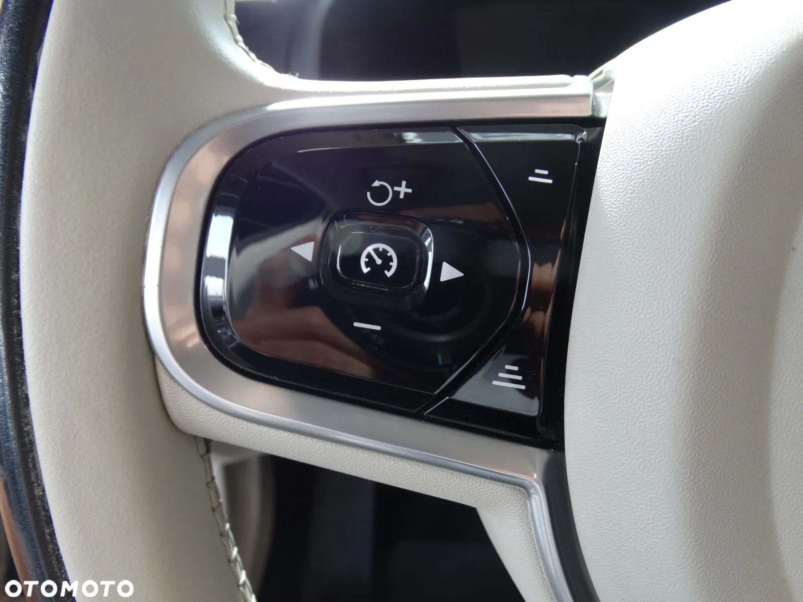 Volvo S90 T4 Momentum Pro - 35