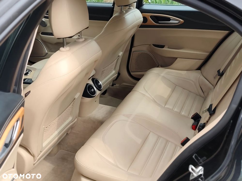 Alfa Romeo Giulia 2.0 Turbo Business - 11