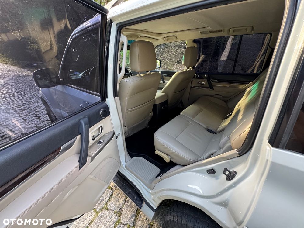Mitsubishi Pajero - 12