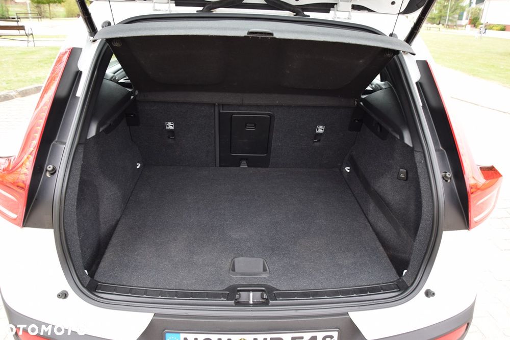 Volvo XC 40 T3 Geartronic Momentum Pro - 25