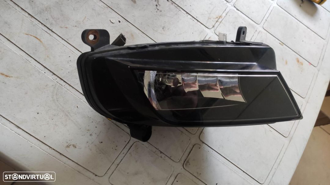 farol nevoeiro esquerdo Audi A4 8k facelift - 1