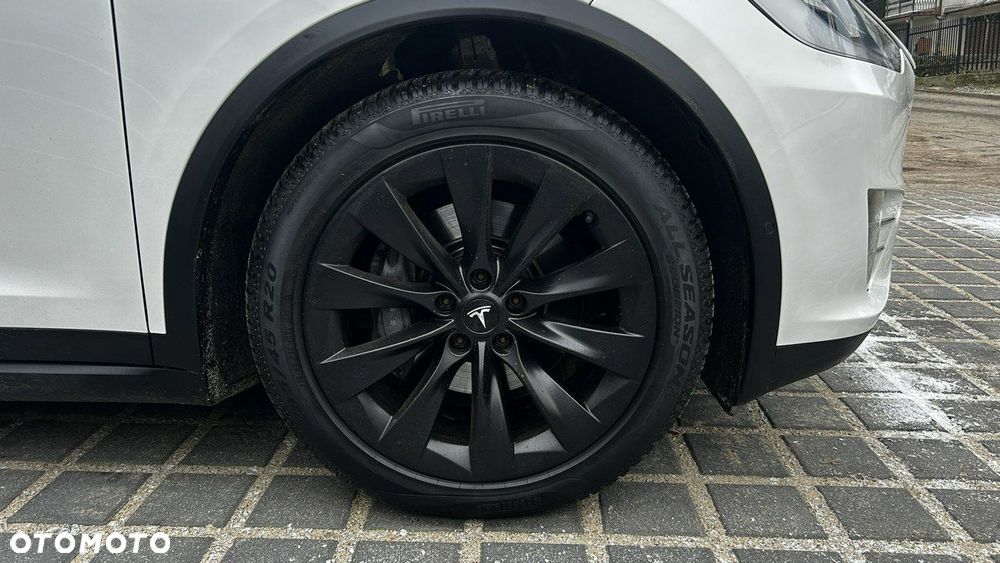 Tesla Model X - 32