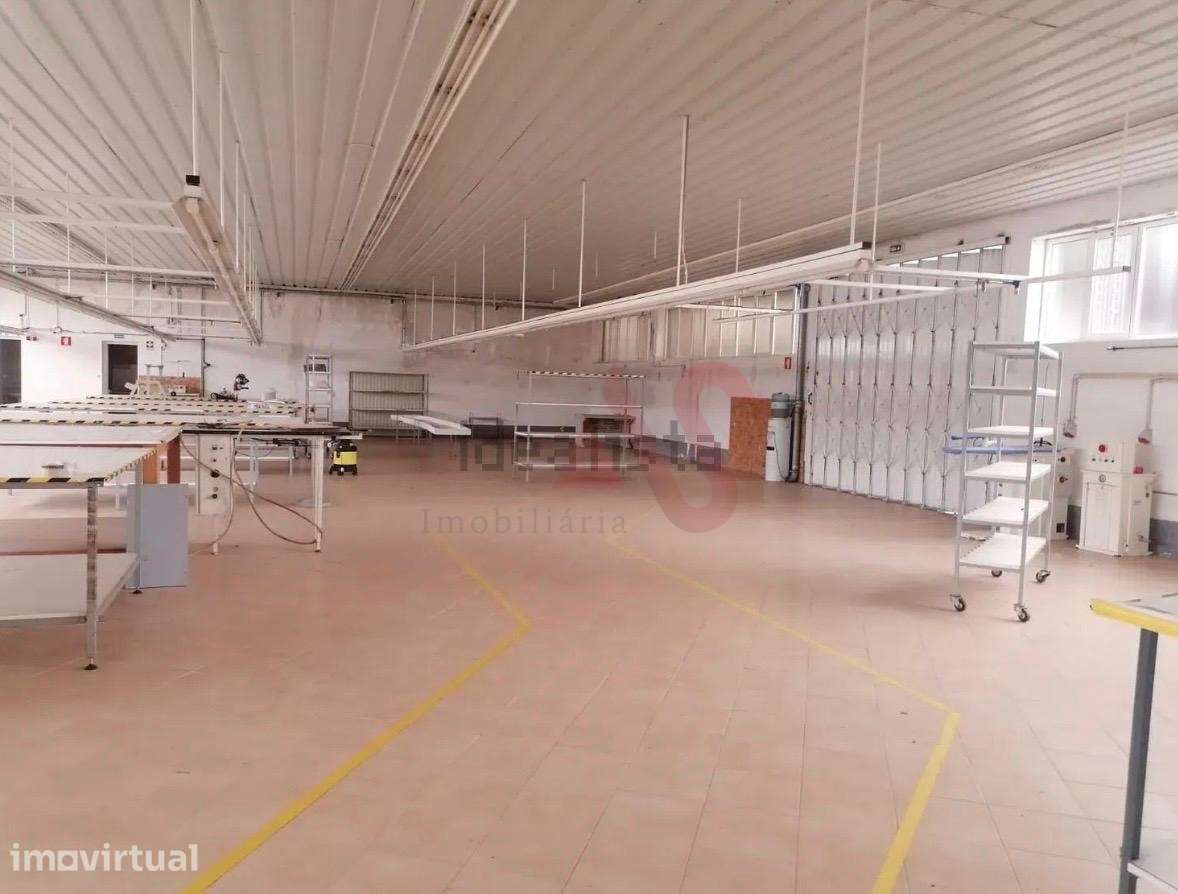 Pavilhão Industrial / Armazém em Raimonda, Paços de Ferreira - Grande imagem: 2/4