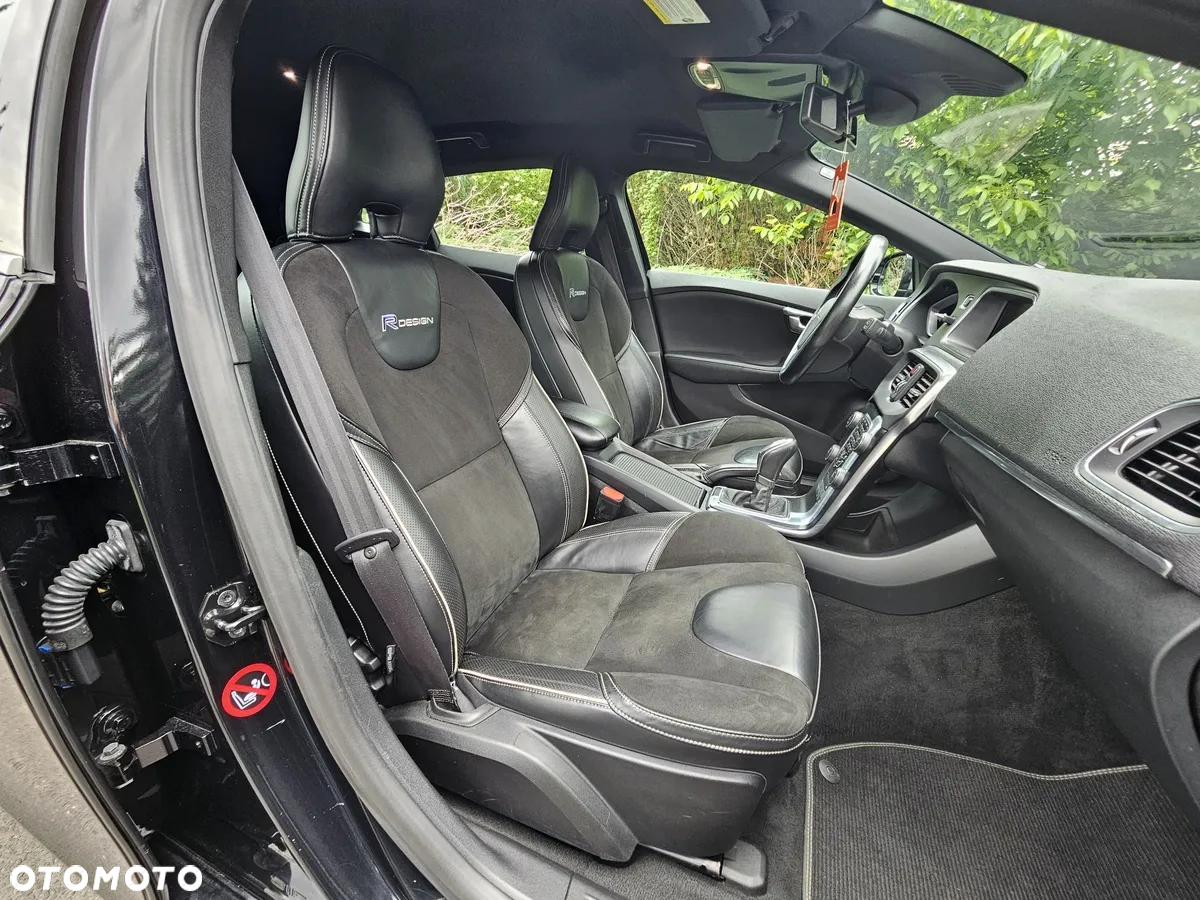 Volvo V40 D2 R-Design - 11