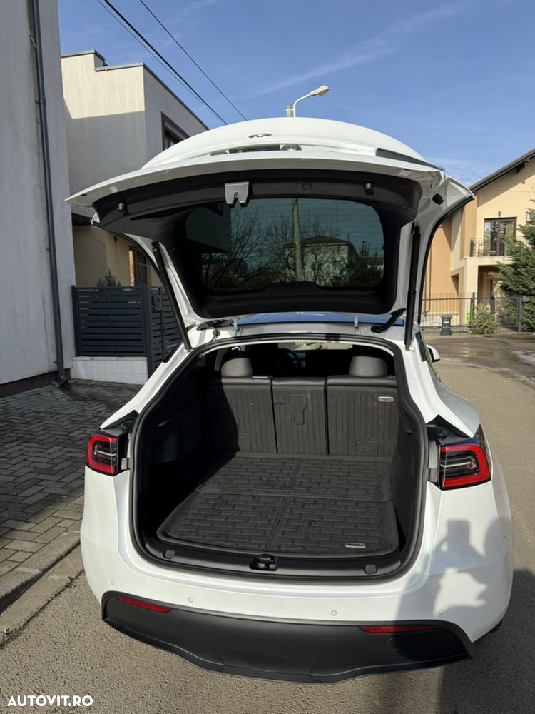 Tesla Model Y Long Range AWD - 10