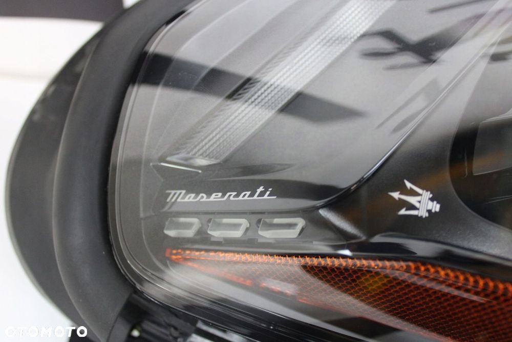 PRAWY REFLEKTOR LED MASERATI GRANTURISMO 2023 USA - 3