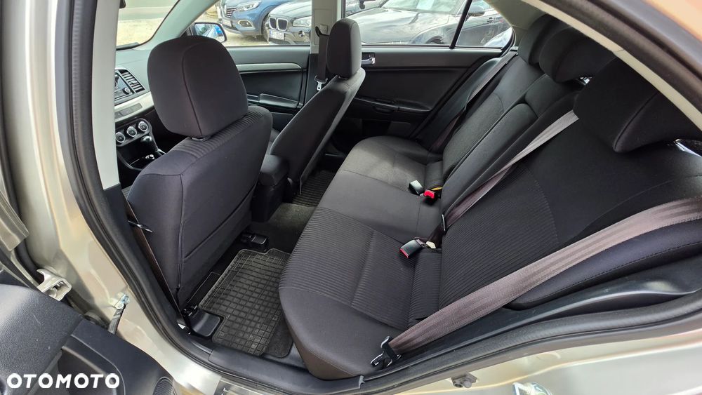 Mitsubishi Lancer 1.6 Invite - 26