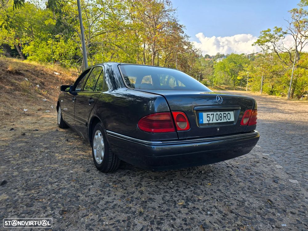 Mercedes-Benz E 220 D Elegance - 4