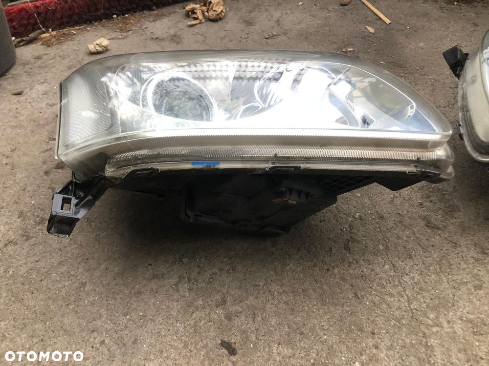 Toyota Avensis T25 LIFT   LAMPY PRZÓD XENON CENA ZA 2 SZTUKI - 5