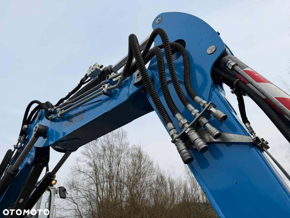 Wacker Neuson EW100 Koparka Kołowa 11 ton. NISKI PRZEBIEG.  3x łamane Ramię. Klima. Pompa ON. 2 Łyżki. Dodatkowe 3 sekcje Hydrauliczne. z upadłośći Norweskiej. Maszyna Jak Nowa z salonu! 2799 mtg. PERKINS silnik 130km. STABILIZATORY Klima. DEKRA 2026r. Książka serwisowa. Szybkozłącze Hydr. Skrętne ramie. Ani deka luzów i wycieków. Pełny Oryginał. Nie picowana na sprzedaż. OKAZJA - 32
