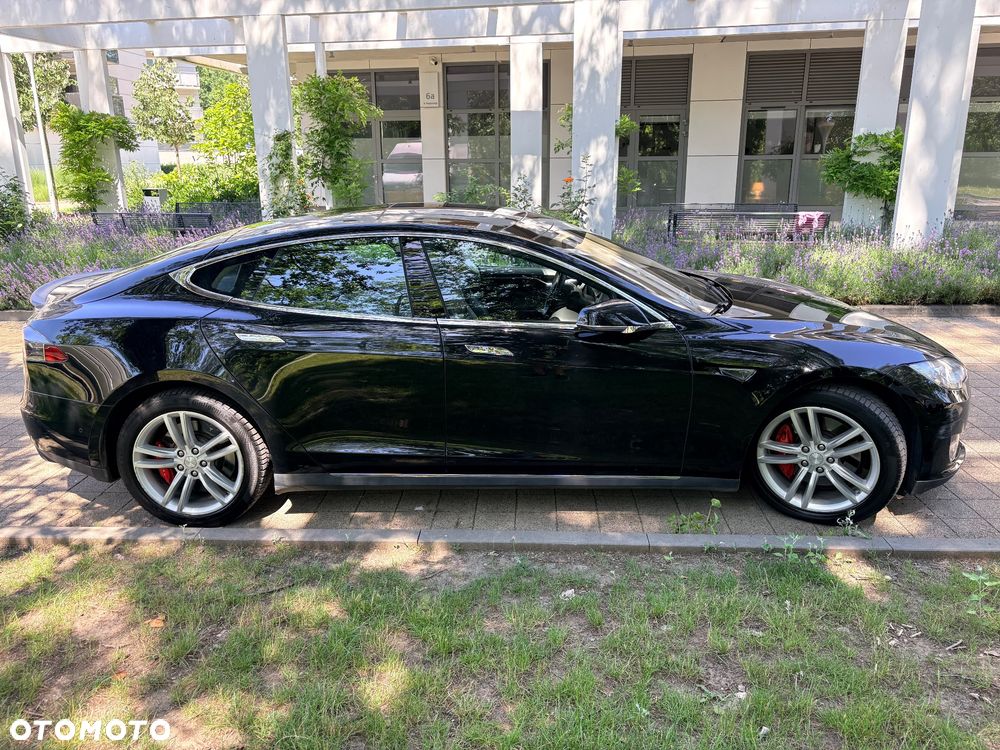 Tesla Model S - 5