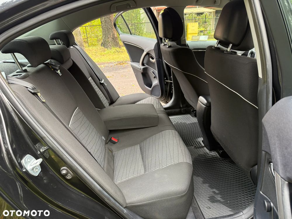 Toyota Avensis 1.6 Luna - 25