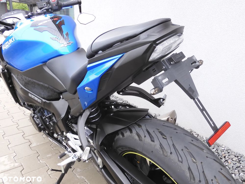 Suzuki GSX - 32