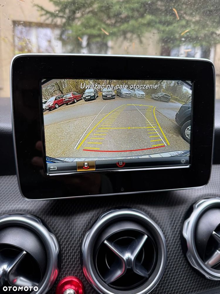 Mercedes-Benz GLA 180 7G-DCT - 17