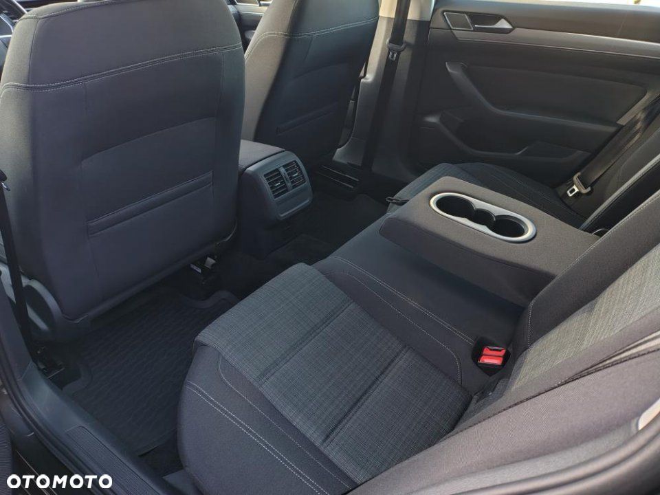 Volkswagen Passat - 12