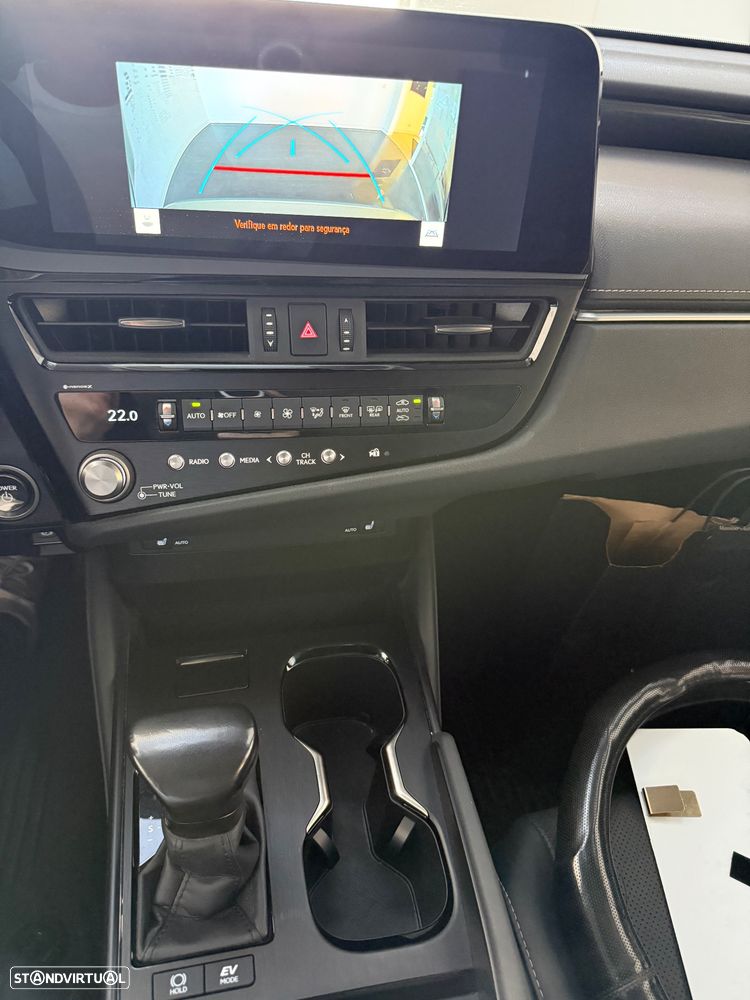 Lexus ES 300h Sport - 19