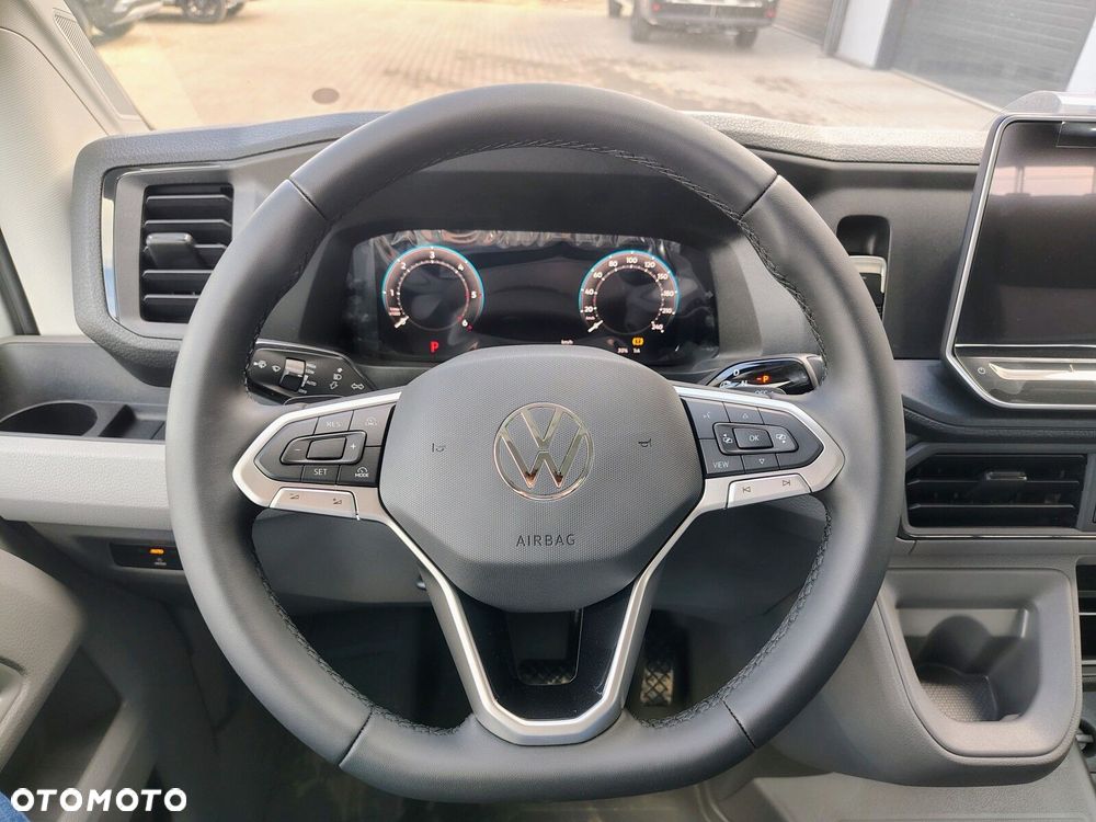 Volkswagen Crafter Crafter 35 Furgon z wysokim dachem silnik: 2,0 l EURO VI SCR 163 KM / skrzynia biegów: Przedni napęd automatyczna 8-biegowa rozstaw osi: 4490 mm - 12