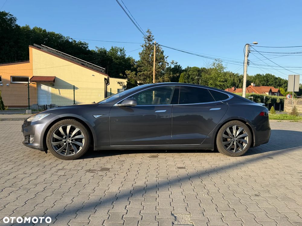 Tesla Model S 85 D - 6