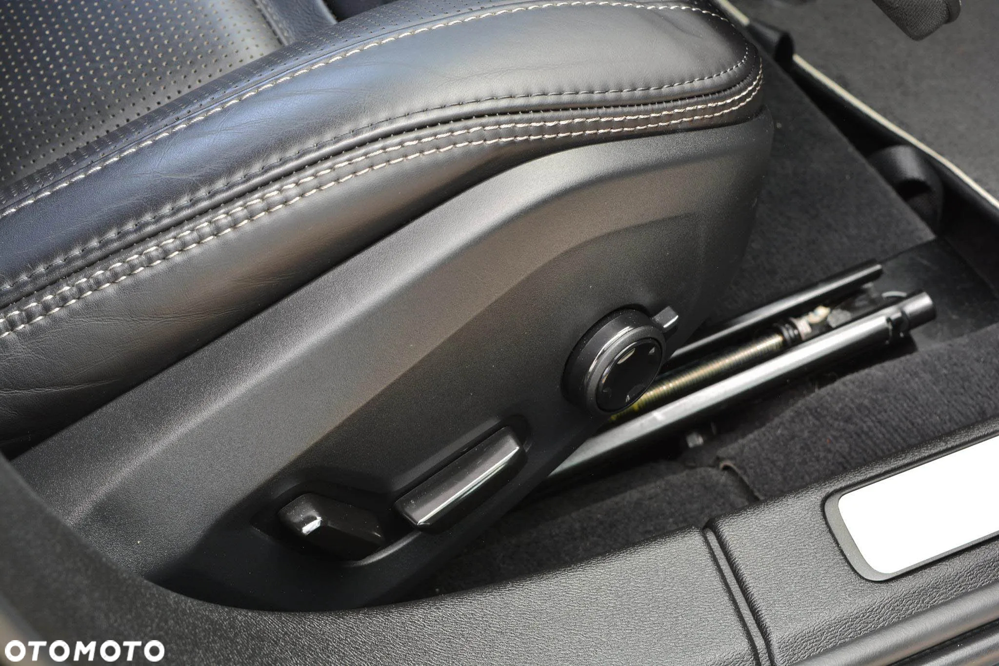 Volvo V60 T8 AWD Plug-In Hybrid R-Design - 32