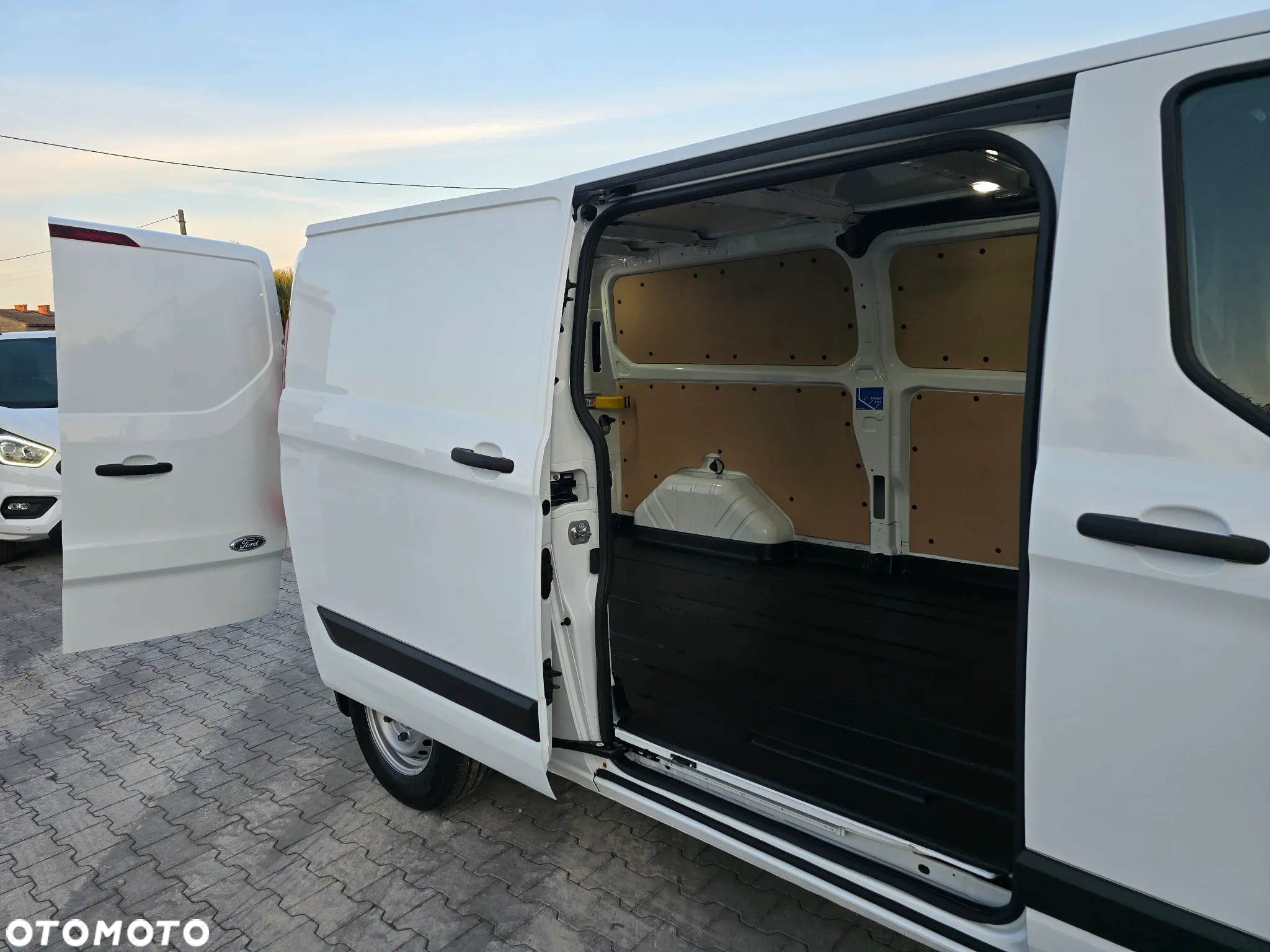 Ford Transit Custom 3 osobowy L2 H1 - 14