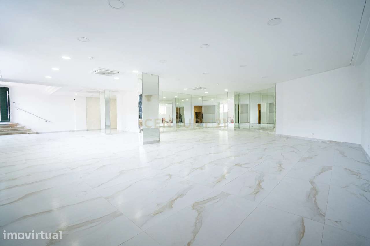 Loja - Armazém para Comércio remodelada na Amadora, Venteira