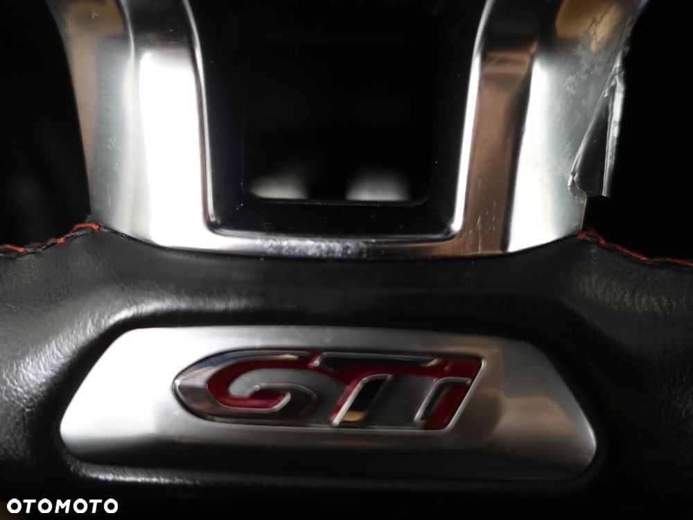 Peugeot 208 GTI 200 THP - 39