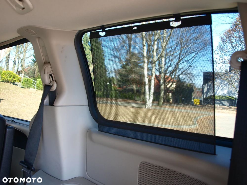 Chrysler Town & Country - 15