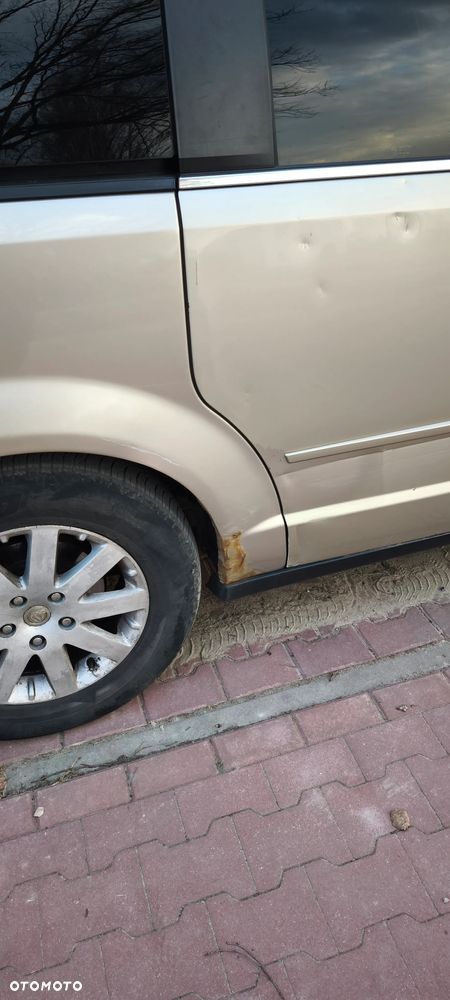 Chrysler Town & Country - 13
