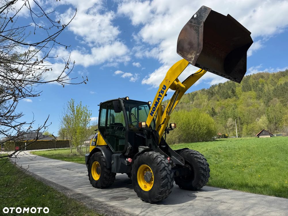 Komatsu WA70-7 Ładowarka Kołowa łamana 2016 rok.  Jak Nowa!  Oryginał łyżka. Mocny silnik 4cylindry. Zero luzów i wycieków. Aktualne Badania DEKRA BMWT. Wielka Okazja. Maszyna jak nowa z Salonu. 4200mtg. Pochodzi z Norweskiego urzędu gminy. Dodatkowe linie Hydrauliczne. Szybka wolna Jazda Rewers Hydrostatic.  Wersja Norwesk Mocne doświetlenie dodatkowe grzanie. kabina Ogrzewana wentylowana! Zmiana Osprzętu Hydrauliczna! - 1