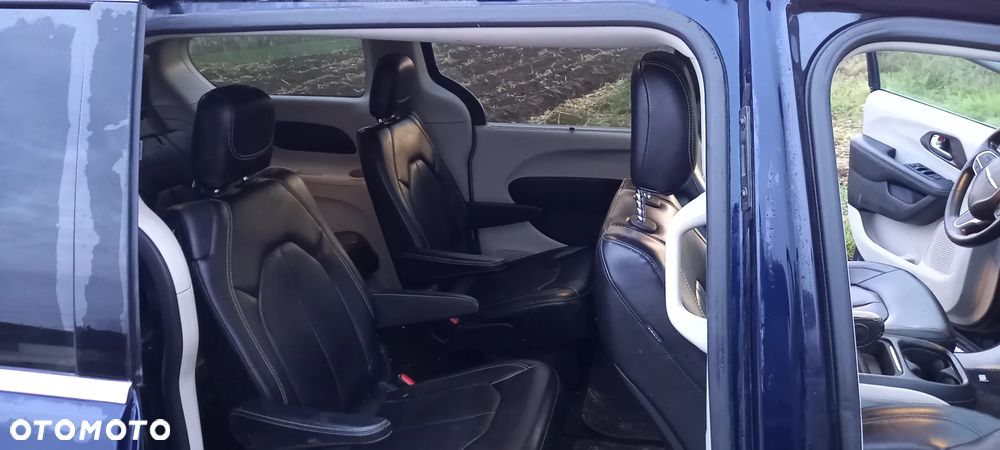 Chrysler Pacifica - 11