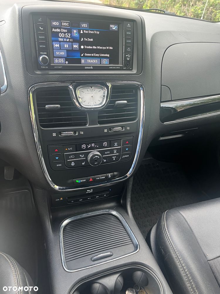 Chrysler Town & Country - 9