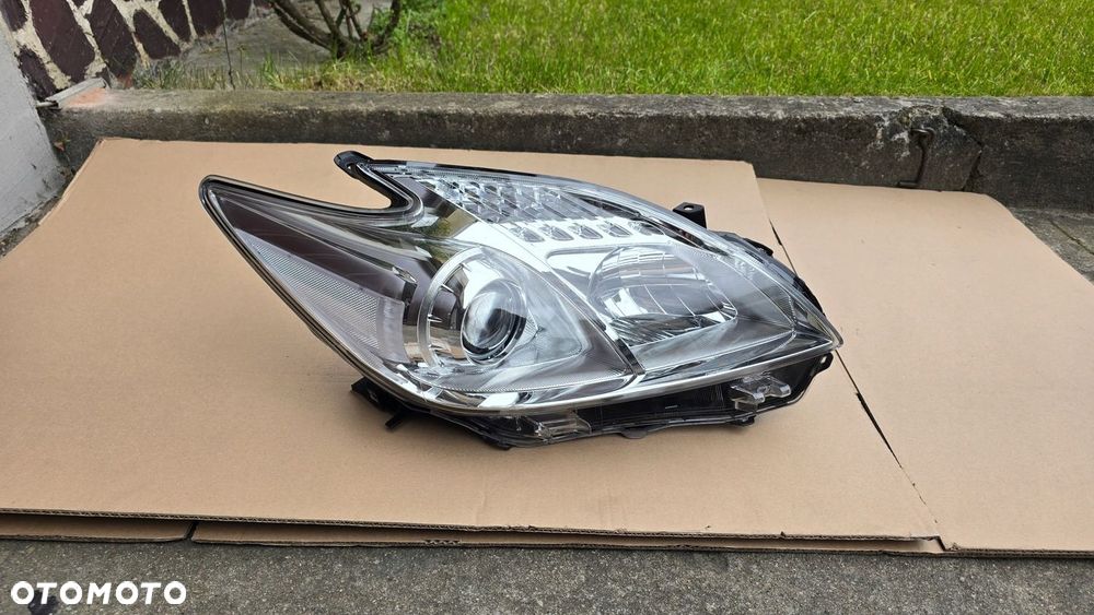 Toyota Prius III Lift 12-15 Lampa Przód Przednia Prawa Oryginał Srebrna - 2