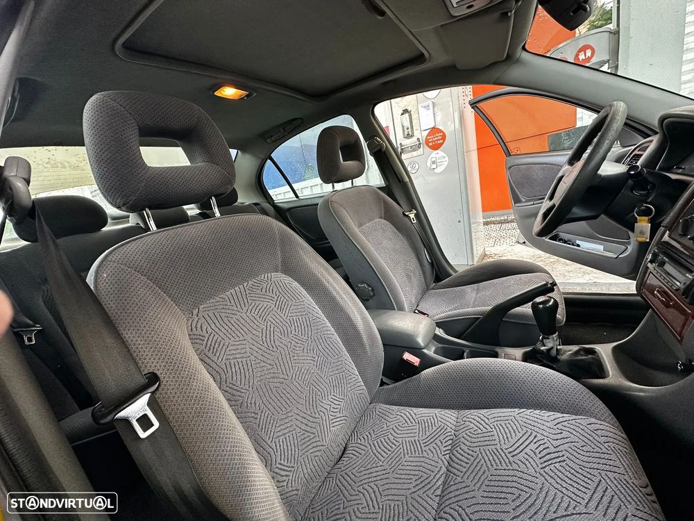 Toyota Avensis Sedan 1.6 Sol - 9