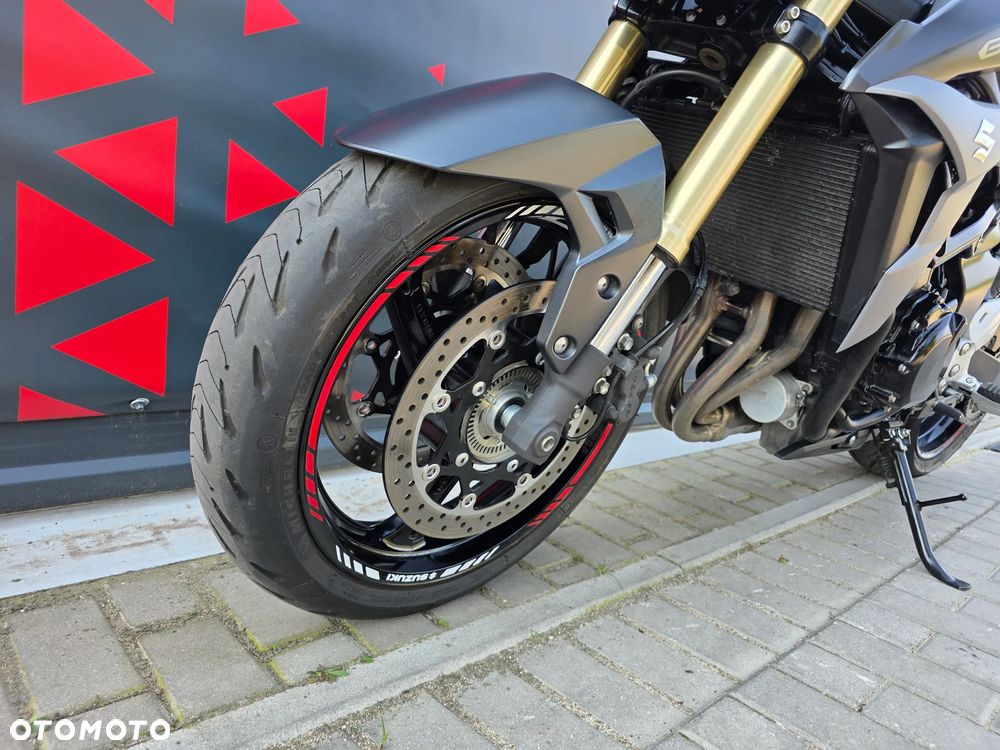 Suzuki GSR - 14