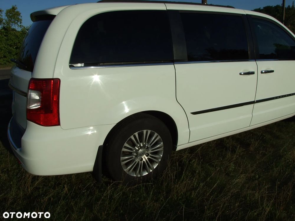 Chrysler Town & Country - 7
