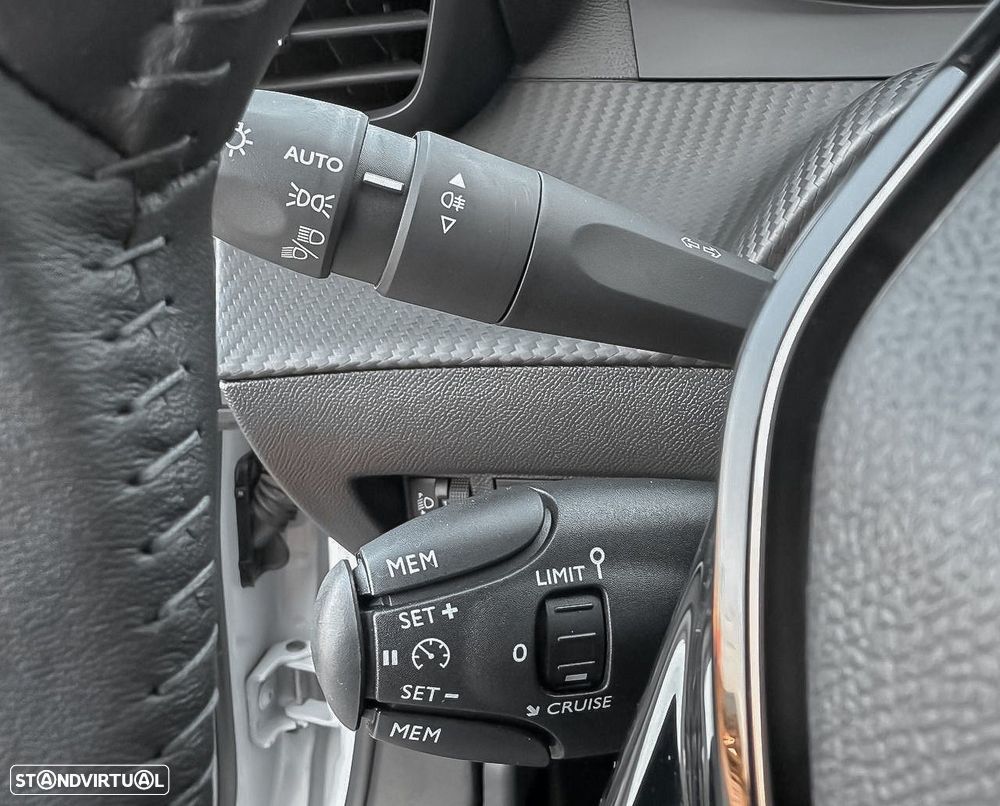 Peugeot 2008 1.2 PureTech Allure - 14