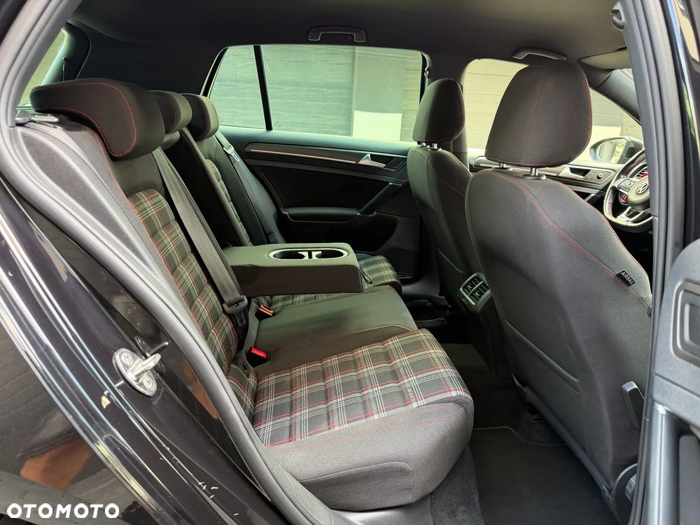 Volkswagen Golf - 8