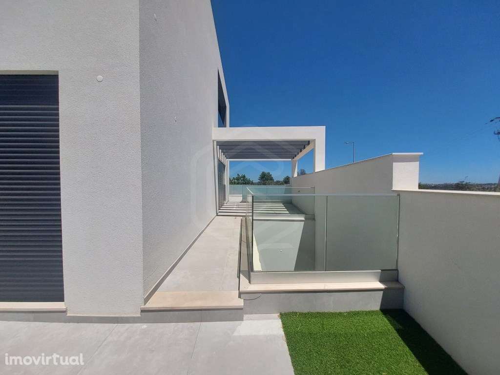 Moradia T3+1 localizada entre Portimão e Lagos, Algarve - Grande imagem: 2/47