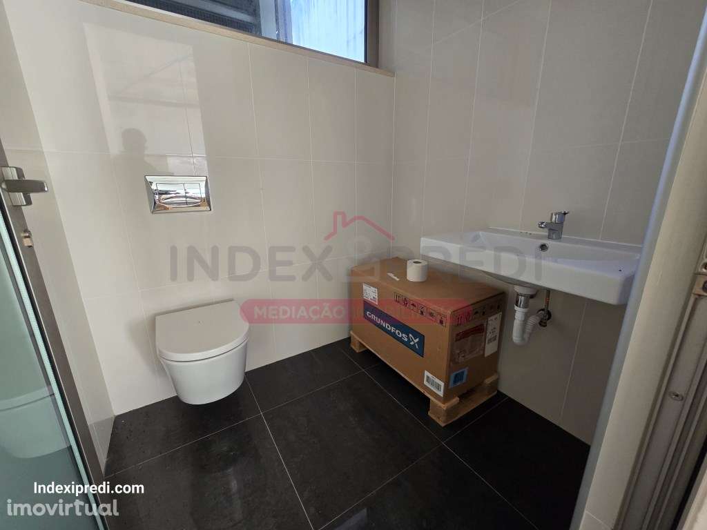 Loja C/ Montra e lugar de garagem de excelentes acabamentos - Grande imagem: 3/4