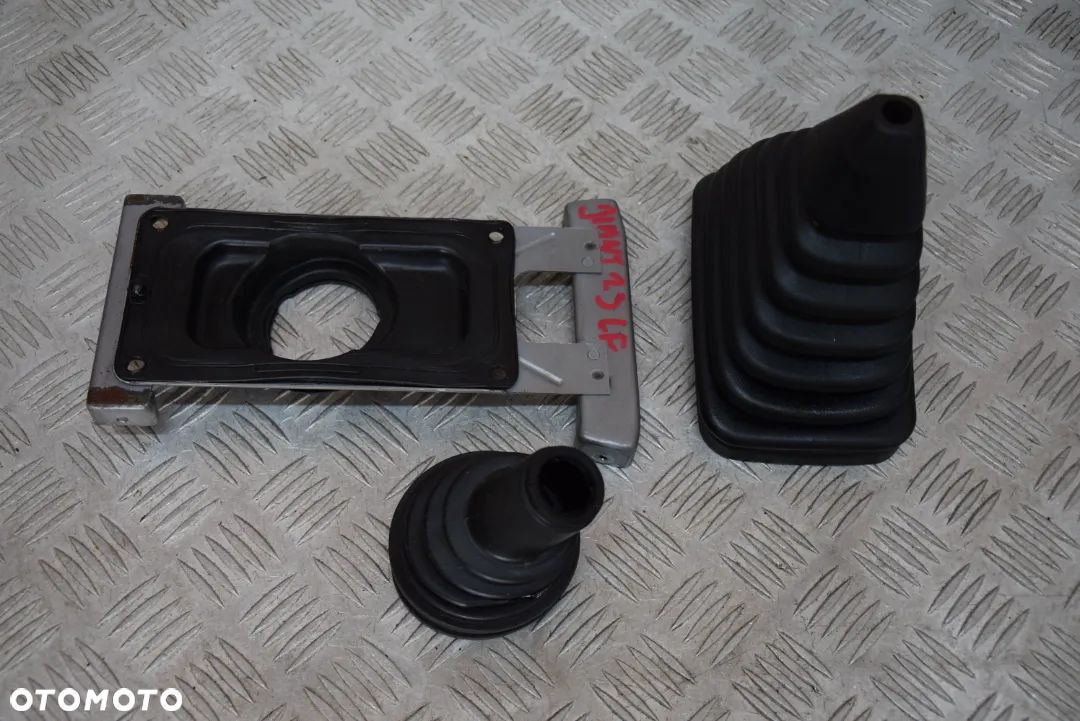 SUZUKI JIMNY OSŁONA LEWARKA MIESZEK KPL. - 1