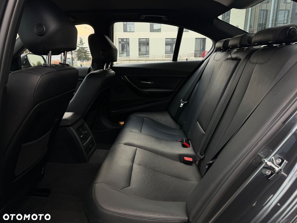 BMW Seria 3 328i Luxury Line - 39