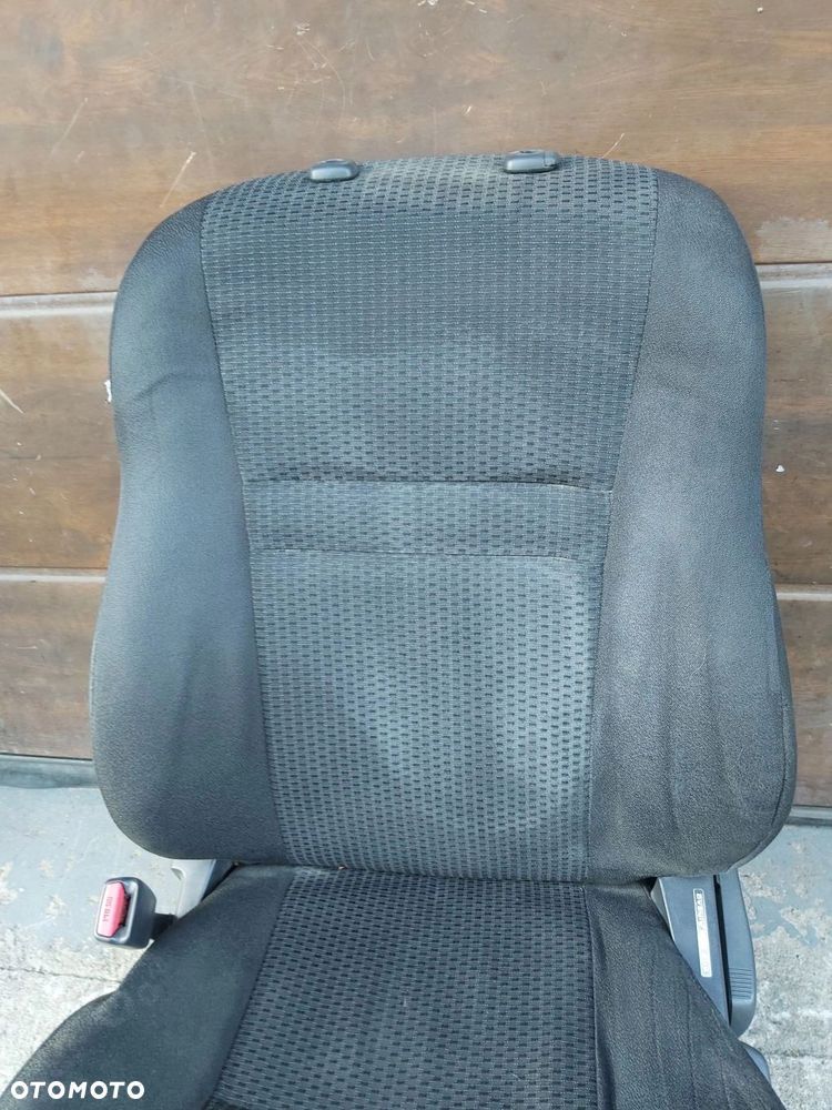 Toyota Corolla E12 fotel lewy przód 5D - 5