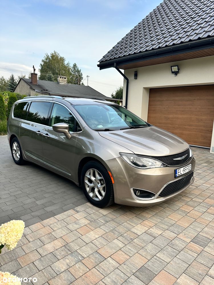 Chrysler Pacifica - 3