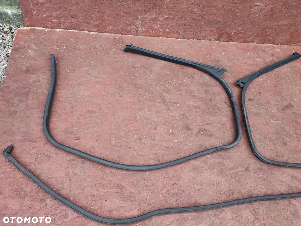 BMW E36 ORYGINALNA USZCZELKA LEWA / PRAWA DRZWI WERSJI CABRIO + USZCZELKA DACHU W DOBRYM STANIE. O NR: 8 176 273 / 8 176 274 / 8 135 273 OEM. BARDZO DOBRY STAN. - 3